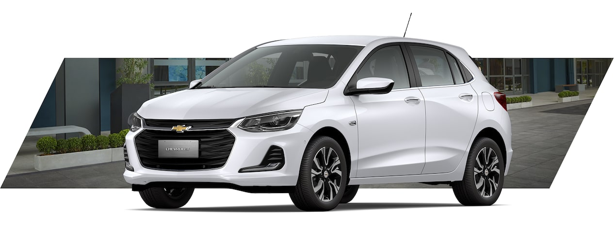 Chevrolet Onix hatchback blanco, diseño moderno y compacto, ideal para jóvenes y uso urbano