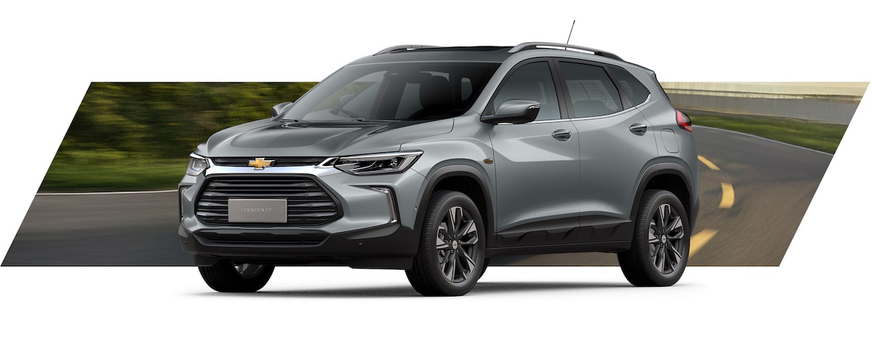 Chevrolet Tracker SUV gris mostrando diseño exterior moderno y dinámico sobre carretera curva